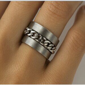 RING WITH CHAIN ACCENT!
